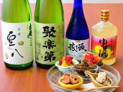 おばんざいおまかせ5品盛り合わせ1,680円。料理の味わいに寄り添う京都の日本酒などアルコールも充実している。