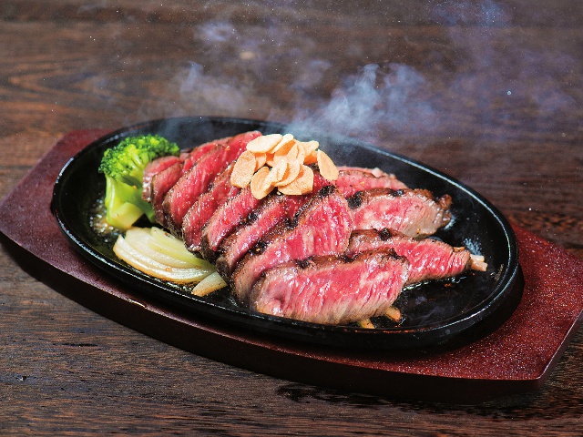 Various types of steaks from 1,100 yen has a healthy lean flesh with a soft texture and rich, beefy flavor.