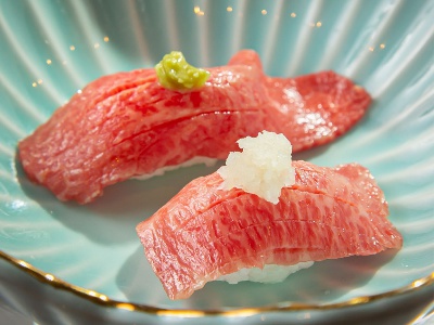 肉寿司1貫439円（手前）など、サイドメニューも豊富。