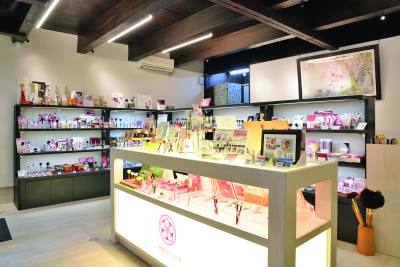風情ある京町家を改装した店内では、化粧筆ケア商品やレースの化粧筆カバーなど、化粧筆に関する雑貨も豊富に取り揃える。