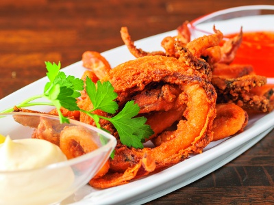 Fried squid with mayonnaise and sweet chili sauce: 1,050 yen. The addictive taste and texture will keep you coming back for more.