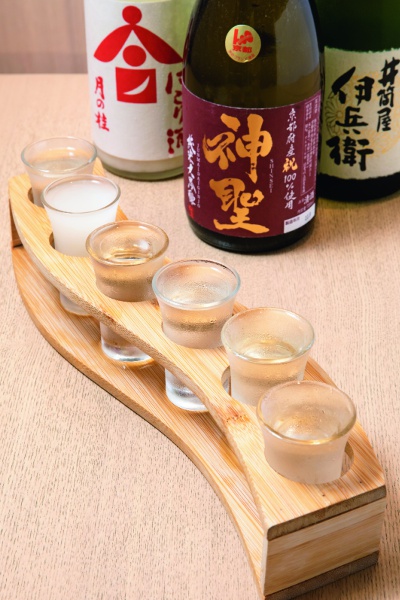 京都府産米で醸した日本酒を味わえる京の日本酒飲み比べセット6種1,500円。お気に入りのお酒はグラス700円から別途注文可能。