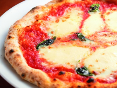 Pizza Margherita, a la carte, 1,611 yen. Once the order is made, the dough is molded and topped with tomato sauce, mozzarella cheese and basil before baking.