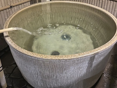 The natural hot spring tub is a large cauldron resembling a Goemon bath. It has a soothing, nostalgic atmosphere.