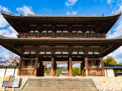 京都3大門の一つで、重要文化財に指定される二王門がお出迎え。　