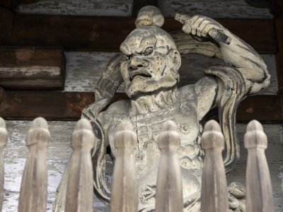 二王門の左右には仁王像と呼ばれる二体の金剛力士像が立つ。