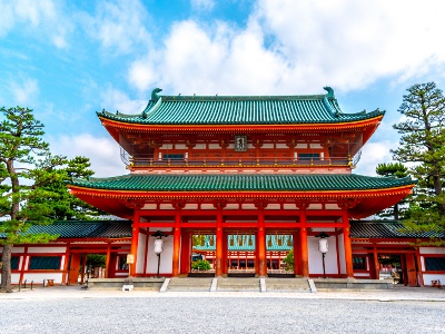 朱塗りの大きな門・應天門（おうてんもん）をくぐって境内へ。雅な世界が広がる。