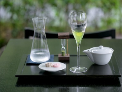 境内にある茶房 藤花では、本格的な宇治抹茶を味わうことができる。