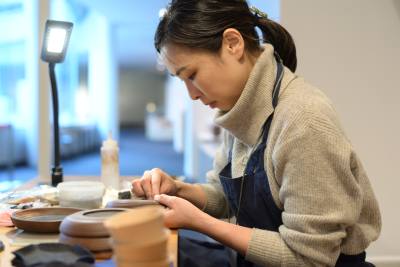 The Craftsman Demonstration Corner allows visitors to observe the skills of craftspeople and creators involved in traditional industries up close. Hear directly from the craftspeople about their specialties.