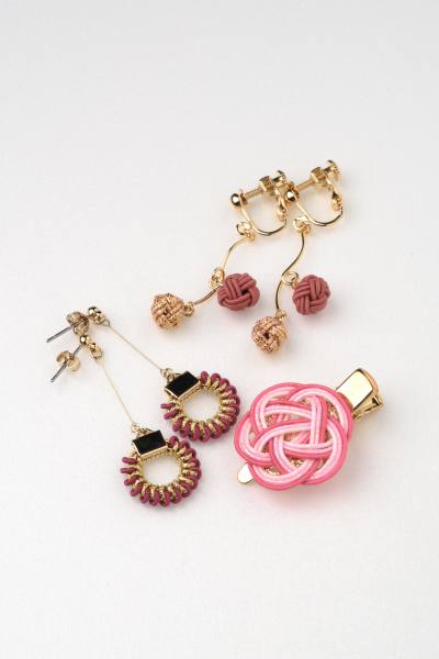 Mizuhiki accessories: from 1,500 yen Decorative strings that have been used since ancient times for ceremonies of congratulations and condolences are made into brooches, earrings and pierce earrings. Perfect for accenting your Japanese coordination.