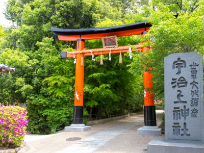 建築のほか、本殿の東隣にある天降石と呼ばれる巨石なども見どころ。