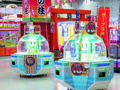 You can play at the bargain corner for 10 yen per play, perfect for practicing crane games!