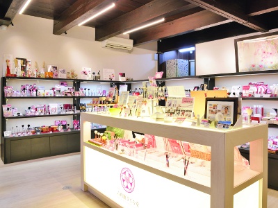 風情ある京町家を改装した店内では、化粧筆ケア商品やレースの化粧筆カバーなど、化粧筆に関する雑貨も豊富に取り揃える。