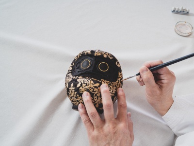 300年以上前から続く日本の伝統工芸の技で、職人が丹精込めて仕上げを行う。