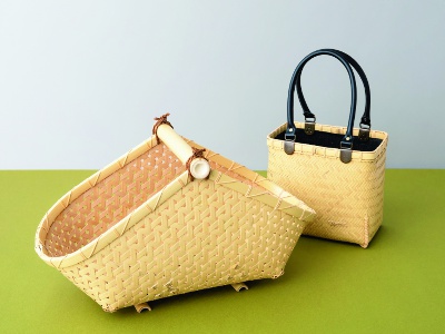 The attention to detail of the bamboo craftsmen can be seen everywhere, such as in the iron wire boat-shaped hand basket 38,500 yen (front) and the Ajiro bag 44,000 yen (back).