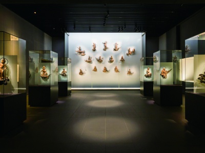 In the museum Hoshokan, valuable cultural properties such as the wooden statue of Unchu Kuyo Bosatsu are stored and open to the public.