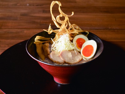 王道の鶏白ラーメン990円もはずせない。京赤地鶏と野菜を長時間煮込んだ滋味深いスープは、最後の一滴まで飲み干せる。