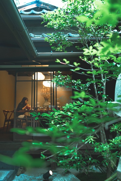 築100年以上の京町家をリノベーションした店内。 坪庭を間近に眺めながら優雅にラーメンを。