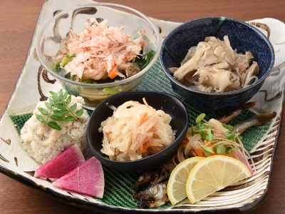 おまかせおばんざい盛り合わせ3種880円～（写真は5種1,320円）