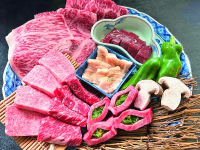 「至」コースには、九条ネギをたっぷり詰めた肉しんの看板メニュー「厚切り葱タン」などが含まれる。