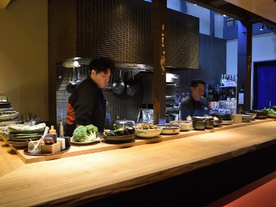 旬のおばんざいがズラリと並ぶカウンターや掘りごたつ席で、京都の情緒をゆったり満喫。