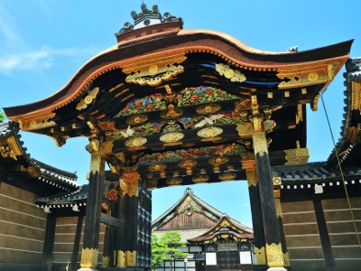 豪華絢爛な極彩色の彫刻が施された唐門。