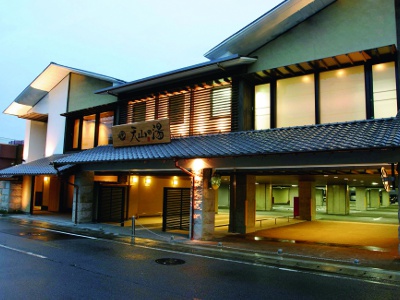 The facility has a calm, modern Japanese atmosphere. It is located close to the popular tourist spot of Arashiyama.