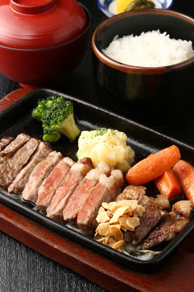 Sirloin Steak Set Meal: General 2,180 yen, Member 2,080 yen