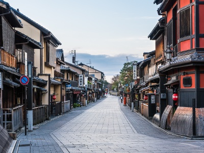 花見小路には現在も料亭が灯りを点す。