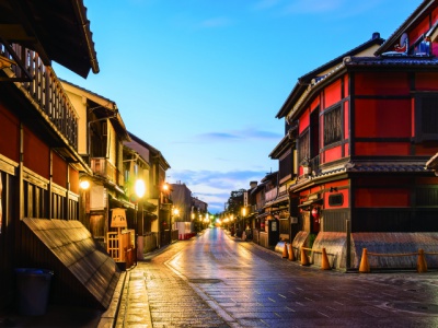 切り通しと呼ばれる小路に架かる巽橋。桜や紅葉の時期は一段と風情がある。