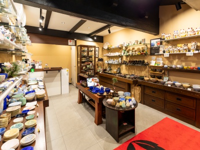 観光客で賑わう錦市場にある錦小路店は、アクセスも便利。