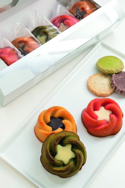 Rakkan Financier, with ganache decorating the buttery dough, comes in three varieties: raspberry, plain, and green tea, 297 yen each (refrigerated storage for 14 days). Rakkan cookies (237 yen) are available in six varieties (stored at room temperature for about one month).