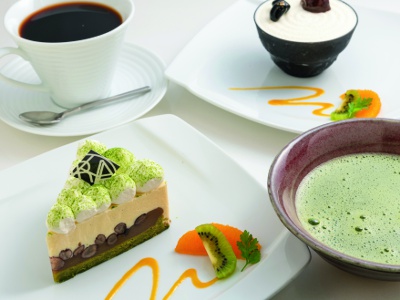 The restaurant has an eat-in space for 6 seats. A selection of 10 types of sweets is available from 605 yen. In addition to coffee 605 yen, it is also available with matcha green tea 715 yen, which is typical of Kyoto.