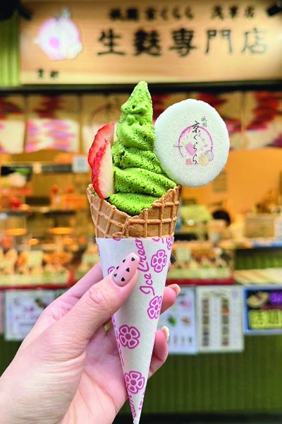 Matcha gelato 400 yen (strawberry topping available only at Asakusa store). *Only available during limited time
