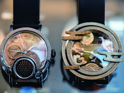 レギュラークオーツ時計 各25,300円 （左）ガスマスク （ 右）風流-FuuRyuu-