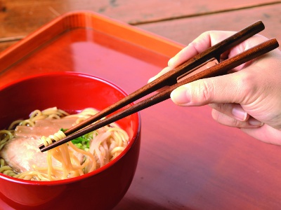 The grip, which serves as a chopstick rest, hides in your hand when you hold them, so it is as if you are holding ordinary chopsticks.