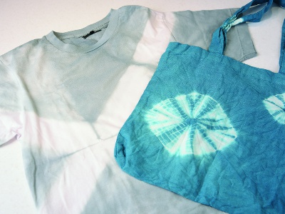 Tie-dye workshops offer a choice of T-shirts or tote bags. Dyeing is done by sandwiching the dye between wooden boards or tying it with thread to create a unique pattern.