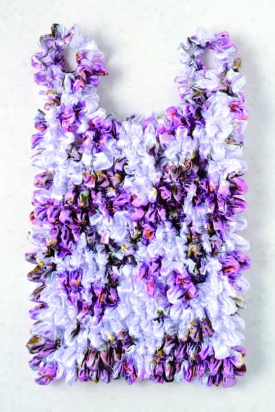 Fashionable tie-dyed items such as the stretchable SHIBORI BAG (from 1,430 yen) and stoles (4,950 yen) are available.