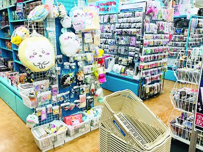 If you are looking for character goods and figures in the Kyoto Station area, visit the Rashinban Avanti Kyoto Store on the 6th floor of Kyoto Avanti, directly connected to Kyoto Station!