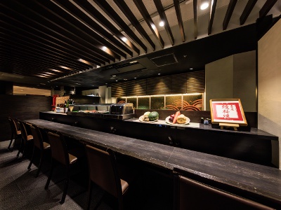 1人でも気軽に鰻が楽しめるカウンター席を用意。奥にはゆったり過ごせるテーブル席も。