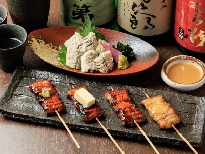 鰻の湯引き1,280円（上）は数量限定メニュー。香ばしい香りが食欲をそそる鰻串各種1串500円～（下）。