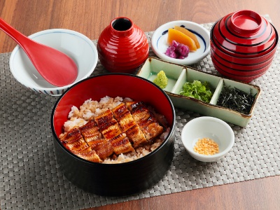 ランチおひつまぶし2,400円。江戸川名物がお得に楽しめる、平日15時までの限定メニュー。