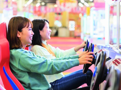A full lineup of interactive games. Car racing, dancing, and other games that are popular even among foreign countries are on display!