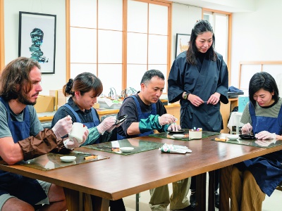 You can choose your favorite technique, such as lacquering or maki-e. The teacher's instruction is very attentive.
