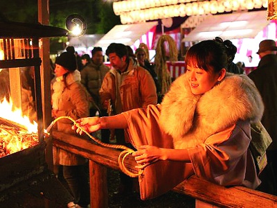をけら詣りでは「をけら火」を火縄に点し、くるくる回しながら消えないように持ち帰る。