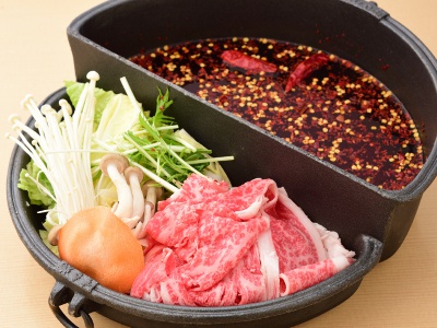 Enjoy more luxuriously with sea urchin and misuji of Kyoto princess beef. Seared Kuroge Wagyu Nigiri Sushi on Sea Urchin 1,680 yen (2 pieces).