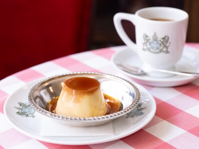 A moderately hard pudding served on a silver platter is 480 yen, and coffee, called 