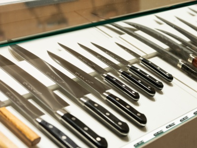 The first floor is a sales space with about 100 types of kitchen knives. Get a special knife that is favored by chefs.