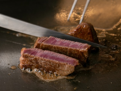 They use their many years of experience to judge, and they only stock high-quality cows that are full of flavor. The beautiful color and marbling convey the deliciousness.