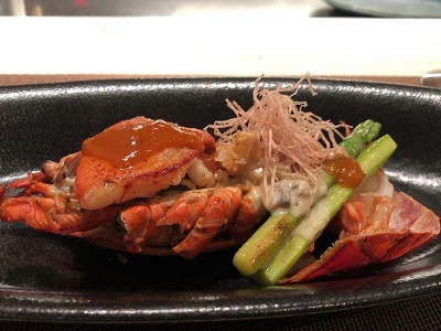 Enjoy teppanyaki featuring seasonal ingredients like lobster shipped directly from Canada, along with signature dishes showcasing the chef's skill.